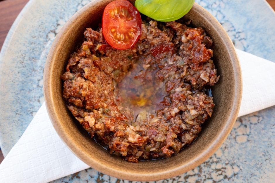 Assiette de couteaux et tapenade