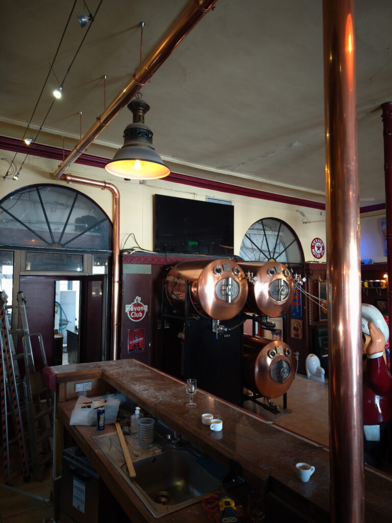 L'intérieur brasserie, comptoir et cuves de cuivre
