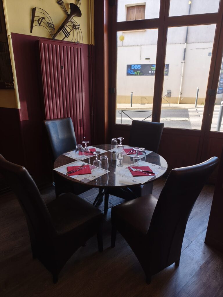 Table ronde en baie vitrée