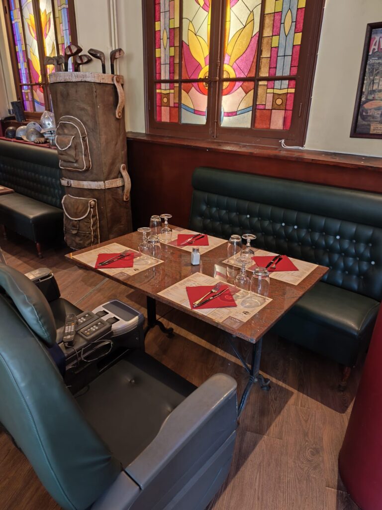 Banquettes vertes et malle vintage