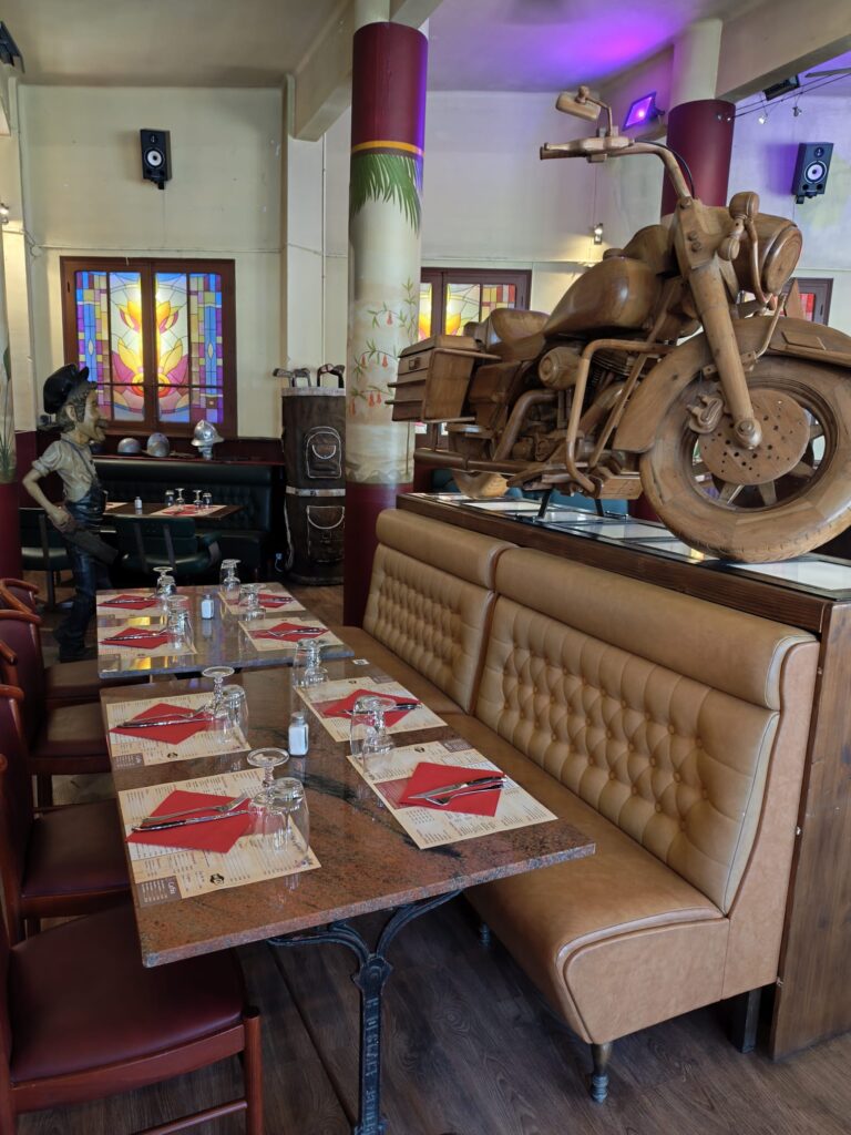 Banquettes caramel, moto en chocolat et vitraux