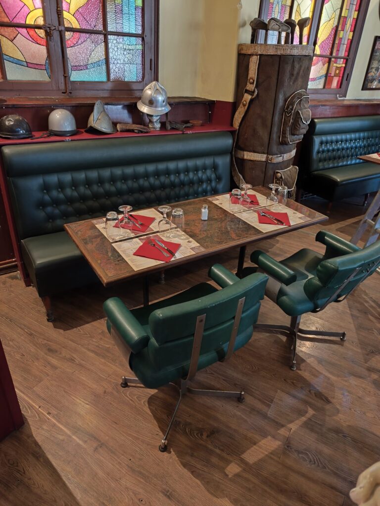 Fauteuils club et casques — l'esprit motard