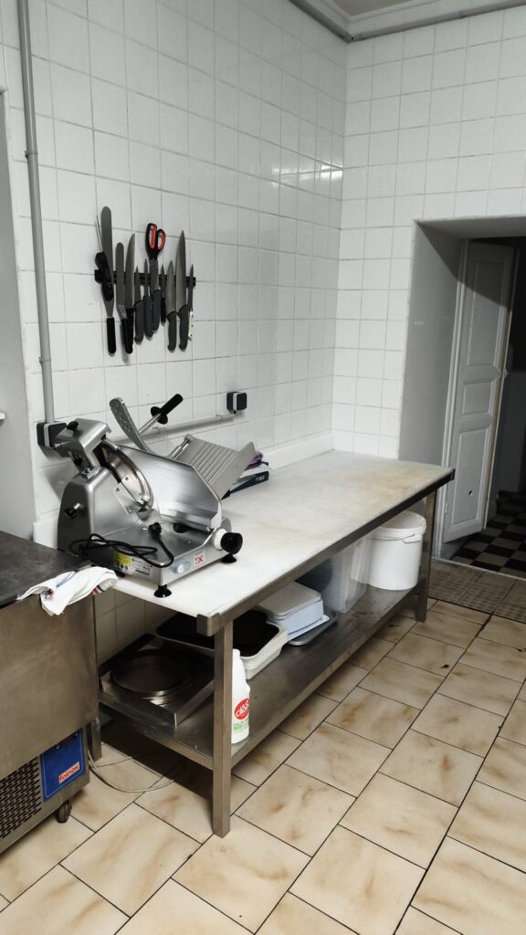 L'atelier boucherie : marbre, couteaux, trancheuse