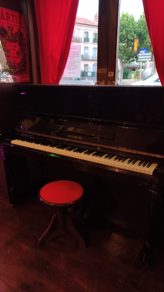 Le piano droit du pub